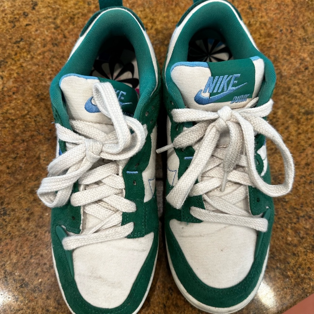 Nike Dunk woman’s shoes 8 1/2 in good used condition!